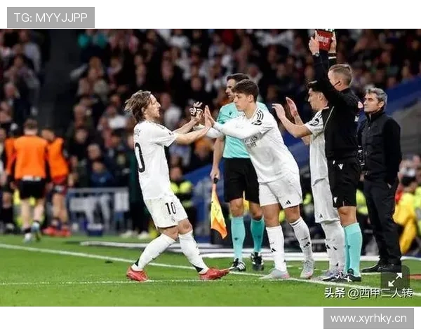 巴尔韦德与莫德里奇:中场角色更迭与技术风格对比分析 巴尔韦德与莫德里奇:中场角色更迭与技术风格对比分析