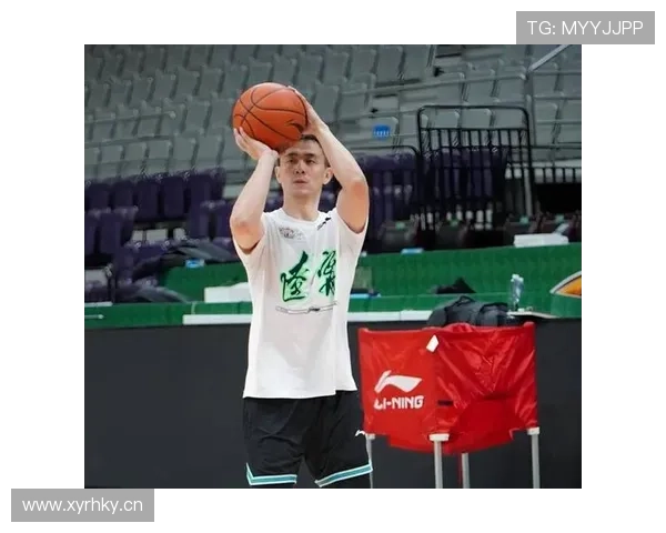 赵继伟家的冰箱里塞满了能量胶，连饮料都得排队放